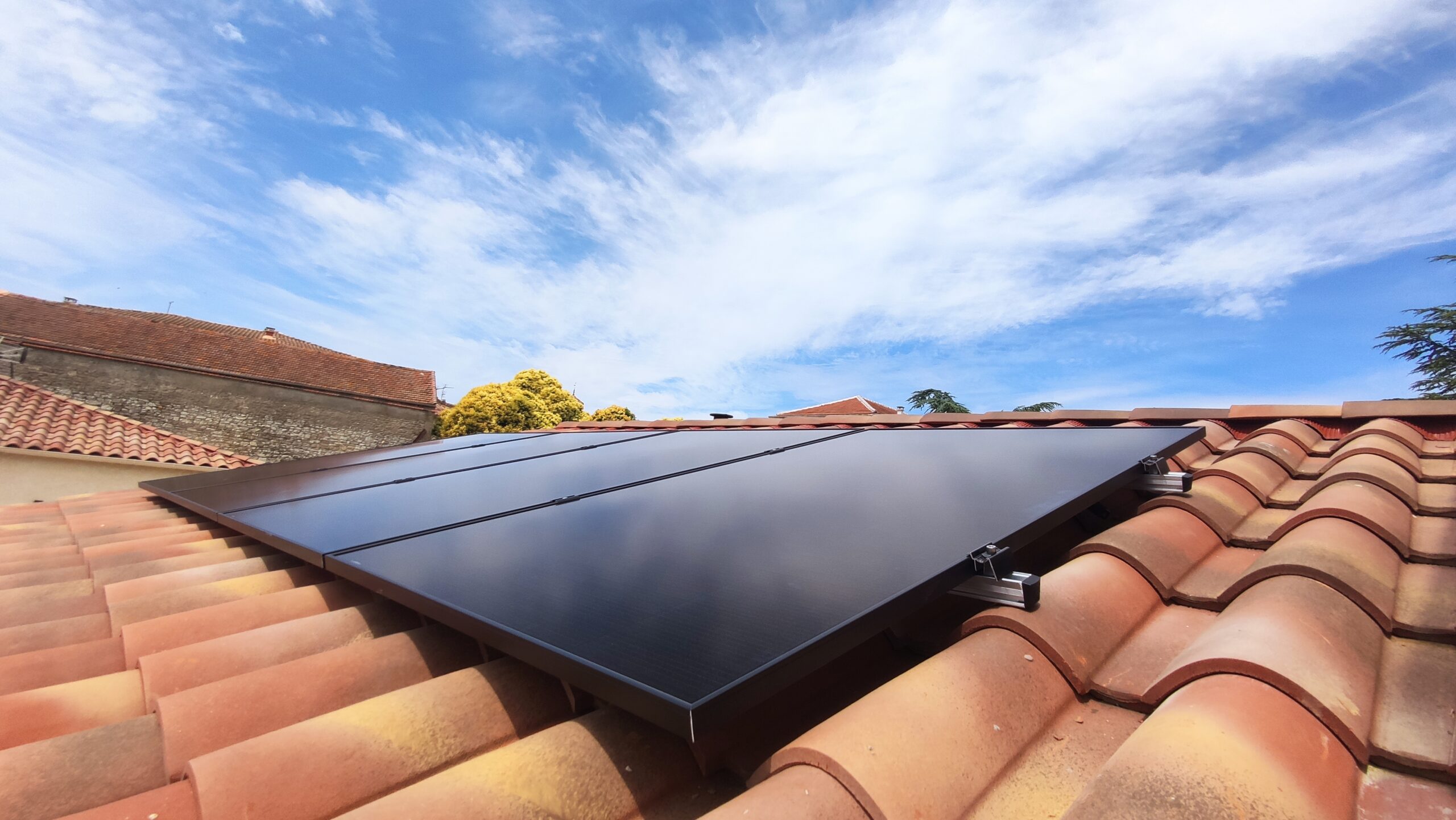 Panneaux photovoltaïques installés par Boulze Électricité sur une toiture en tuiles à Canaules