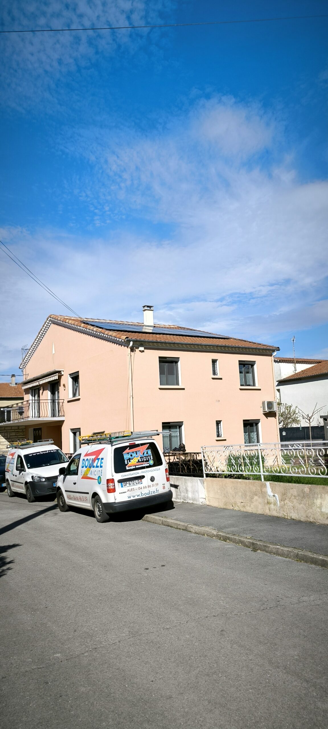 Vue de la maison et de sa toiture équipée de panneaux photovoltaïques à Clavières.