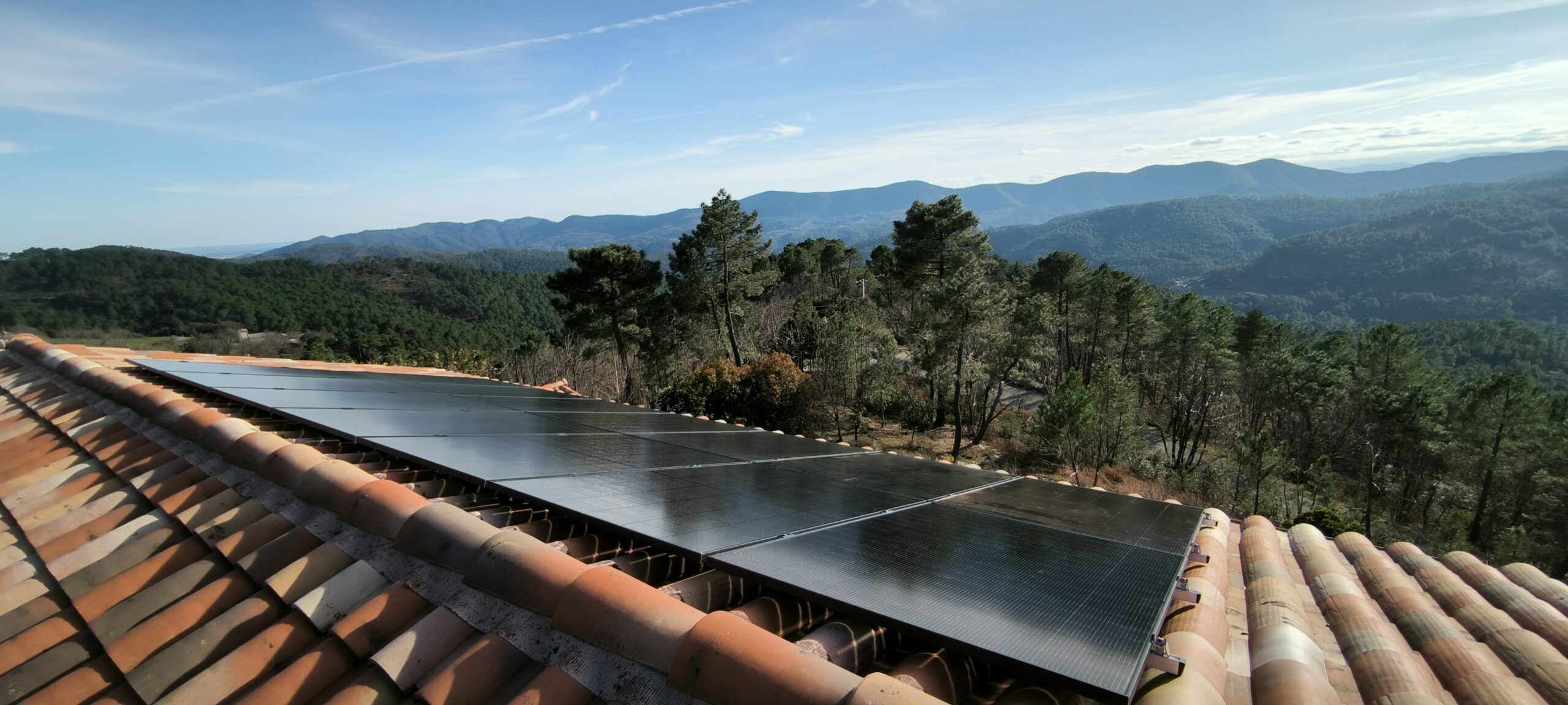 Vue des panneaux photovoltaïques installés à Lamelouze.
