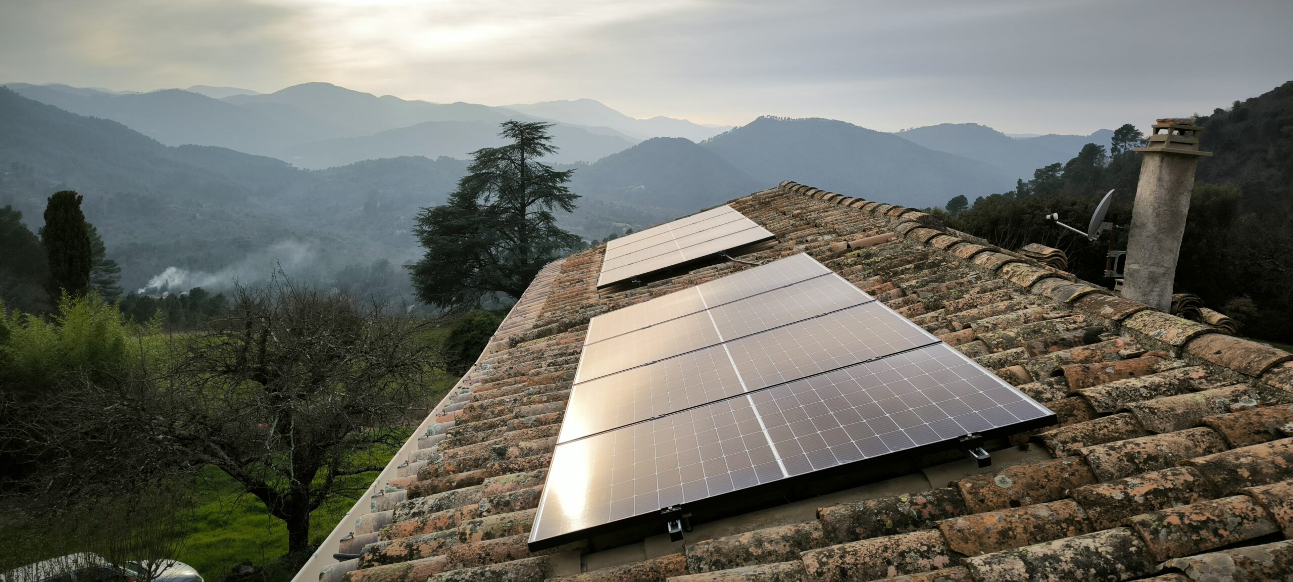 Vue rapprochée des panneaux photovoltaïques à Mialet.